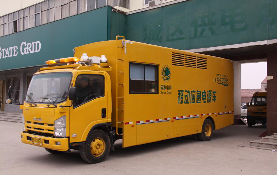 揚州兩輛移動電源車第一時間趕赴阜寧受災現場，為災區人民送電