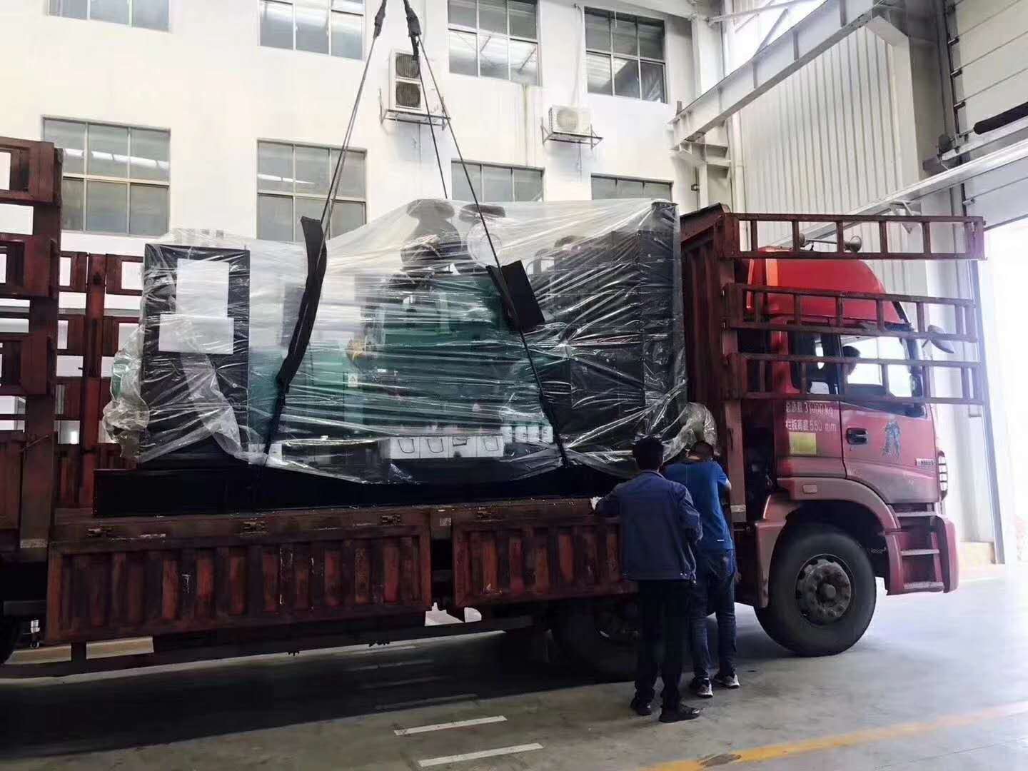 800KW康明斯柴油發(fā)電機組裝車出貨