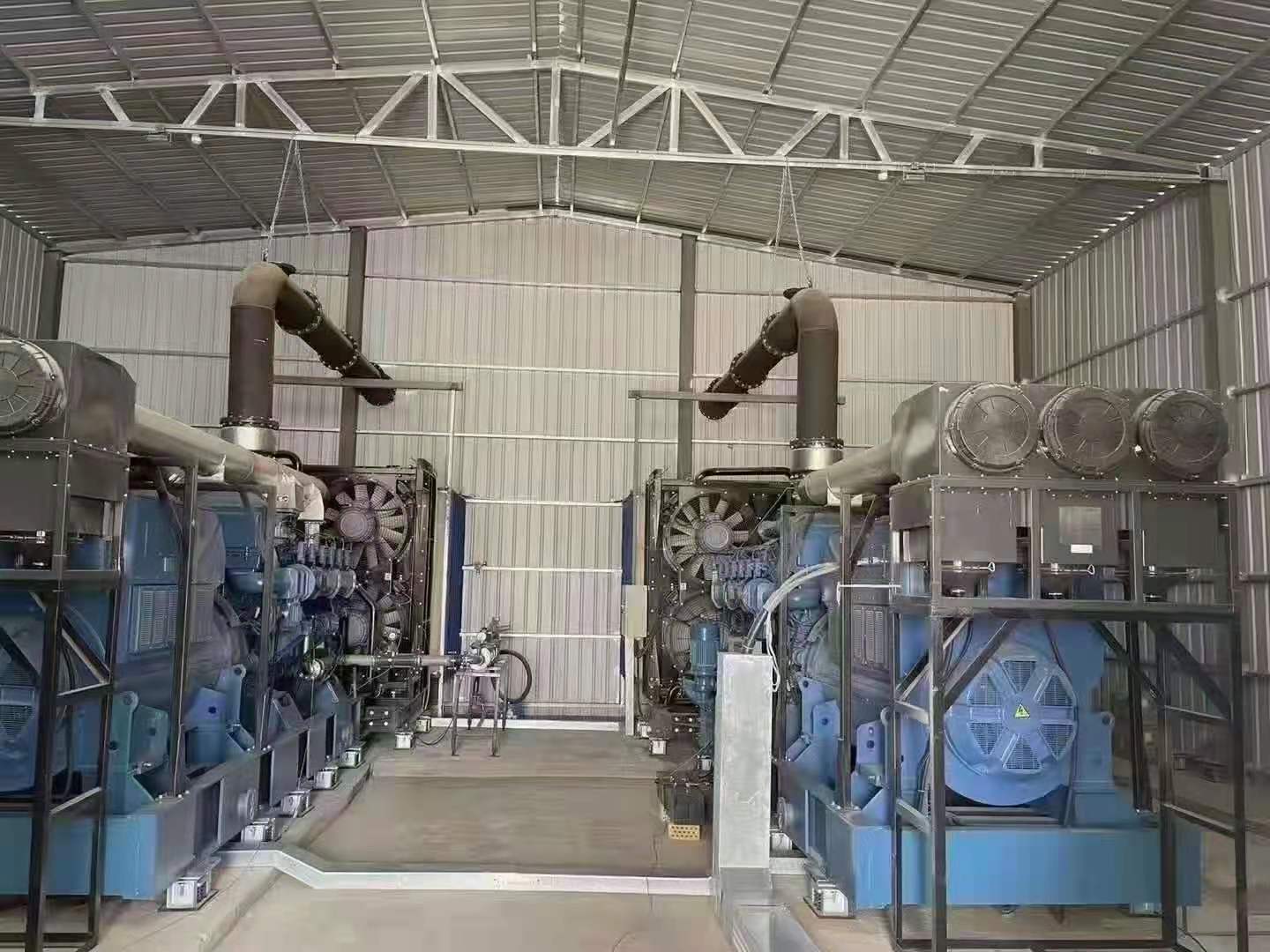 青?？蛻魴C(jī)組巡檢現(xiàn)場(chǎng)，兩臺(tái)玉柴高壓發(fā)電機(jī)并機(jī)！